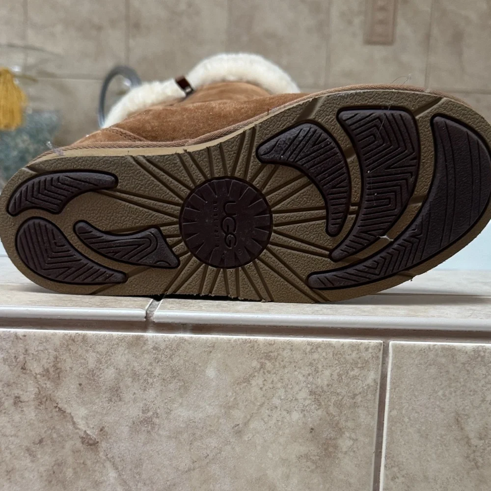 UGG Chestnut Boots with Soft Cream Lining - Picture 2 of 4